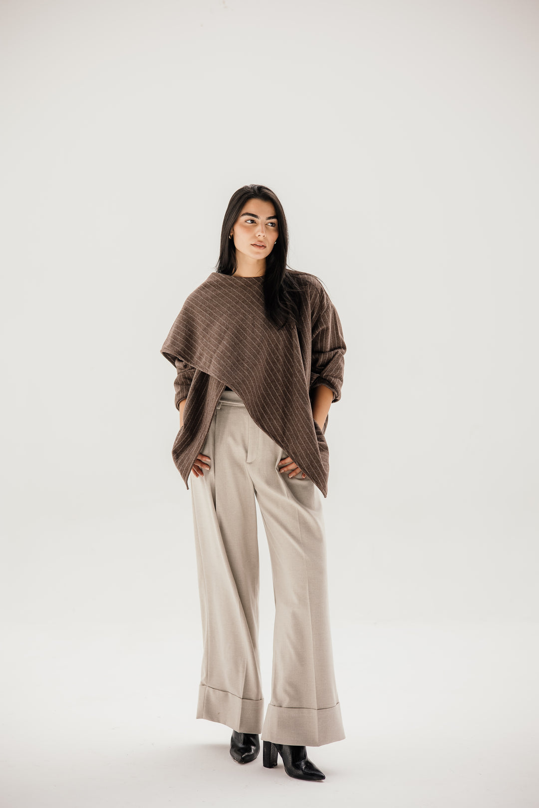 Jolia in brown