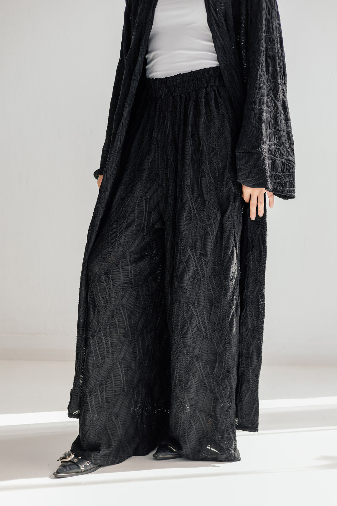 Modest essence in black